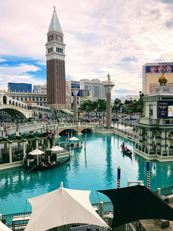 Las Vegas Layover Guide - The Globe Junkie